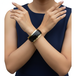 Bracelets larges en résine tendance avec bordures en laiton – Bracelets personnalisables couleur brillante, ensemble de bijoux statement garnis d'or, vente en gros - Product Image 4