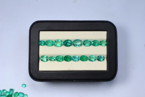 Esmeraldas Verdes Naturales de Zambia, 41 Piezas, 30.60 Quilates, Corte Ovalado y Redondo, Gemas de Primera Calidad - Product Image 5