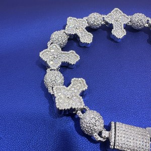 Bracelet à breloques croix serties de moissanite VVS, plaqué or sur argent sterling, design tendance pour femme - Product Image 3