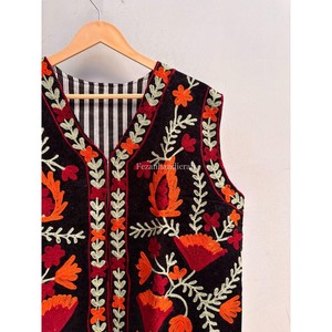 Chaleco de terciopelo indio Suzani, chaleco bordado a mano, chaleco unisex de invierno, chaleco bohemio hippie. - Product Image 2