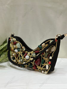 Sac à main noir en forme de croissant avec chaîne dorée et ornements en pierres mélangées – Accessoire de soirée élégant à porter à l'épaule - Product Image 2