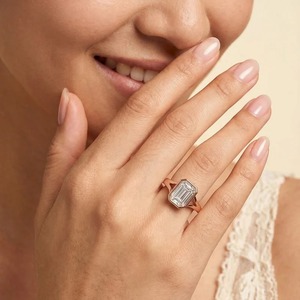 Anillo Solitario Clásico con Corte Esmeralda de 2.50 CT para Mujer en Oro Rosa de 14K con Diamante Cultivado en Laboratorio - Product Image 5