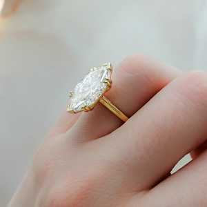 Anillos de compromiso de diamantes 4Ctw de oro macizo de 14K, con corte marquesa, cultivados en laboratorio, de doble punta, solitario estilo catedral, minimalista, para propuesta, con bandas de 1.8mm - Product Image 4