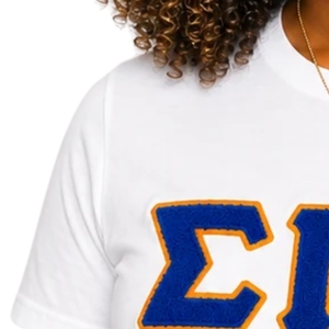 T-shirt graphique en chenille SGRHO blanc pour femme, décontracté, à manches courtes, col rond, haut tendance, style streetwear Sorority grecque - Product Image 3