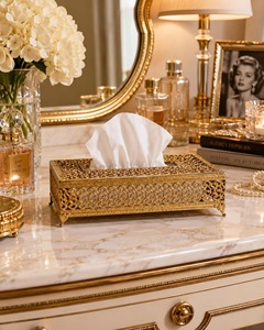Boîte à mouchoirs décorative finition or avec découpes artistiques, idéale pour événements, fêtes et célébrations, vente en gros depuis l'Inde - Product Image 1