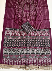 ผ้าไหมเครปเนื้อนุ่มพรีเมียม Reglance สำหรับผู้หญิง ลาย Chakra Bandhani Ajrak พร้อมลายปักกระจกและลูกไม้ เหมาะสำหรับงานแต่งงาน งาน Diwali และโอกาสพิเศษ - Product Image 2
