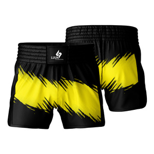 Shorts de boxe personnalisés pour hommes, design jaune et noir imprimé, polyester à séchage rapide, vêtements d'arts martiaux, coupe régulière, shorts MMA Muay Thai - Product Image 3