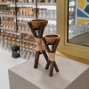 Quemador de incienso rústico de madera con diseño de trípode, cuenta con un recipiente de grano natural suelto que está firmemente atado con una cuerda trenzada. - Product Image 4