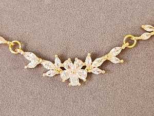 Collier romantique vintage plaqué or avec fleur en cristal naturel, pendentif élégant pour femme, idéal pour mariage, soirée ou fiançailles - Product Image 2