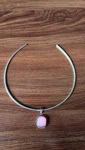 Collier ras du cou minimaliste en argent sterling 925 avec pendentif en calcédoine rose naturelle faite à la main pour femme, vente en gros - Product Image 3