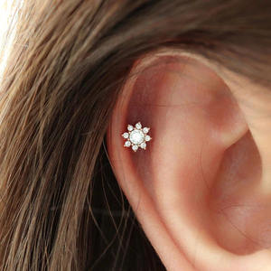 Fabricant de labrets en or 14 carats avec diamants en forme de tournesol |   Usine de bijoux directe |   Piercing à dos plat fileté interne en gros - Product Image 1