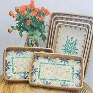 Plateau décoratif en rotin fait main avec incrustation de nacre motif feuille, style moderne, ovale, pièce unique, personnalisable pour mariage - Product Image 1