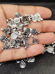 Pendentif fin en laiton plaqué argent à double trou pour la fabrication de bijoux, colliers et bracelets - Vente en gros - Product Image 4