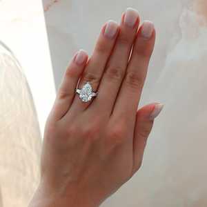 Bagues de fiançailles à trois pierres, solitaire en diamant de laboratoire taille poire 5 carats, en or massif 14K 18K, sertie à griffes, avec bandes modernes de 1,8 mm, vente en gros - Product Image 2