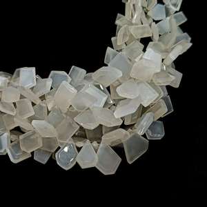 Piedra lunar blanca natural facetada, forma escaleno, cuentas de piedra preciosa tipo briolette para la fabricación de joyería, cuentas de piedra lunar facetadas al por mayor. - Product Image 4