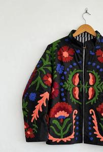 Chaqueta Suzani Negra de Lujo con Bordado Floral Multicolor, Manga Larga, Cuello Alto, Estilo Boho, Ropa Exterior de Otoño para Mujer - Product Image 4