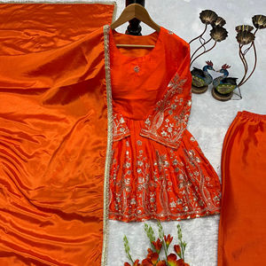 Ensemble de créateur élégant et magnifique pour femme, brodé et orné de motifs complexes - Product Image 1