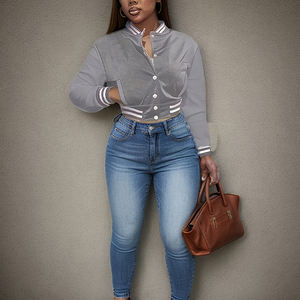 Chaqueta Bomber Varsity Corta para Mujer con Logotipo Personalizado, Estampado de Cuero y Bordado, Estilo Urbano - Product Image 4