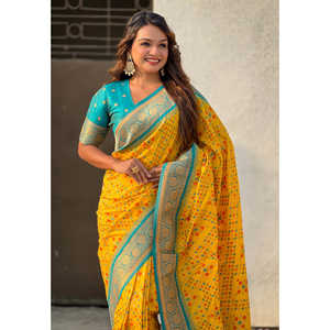 ผ้าไหมพัตโลาพรีเมียมอีลิทท์วีฟส์ ทอจากผ้าไหมสีเหลืองนุ่มประดับด้วยดิ้นทอง พร้อมลายทอแบบตัดกัน ชุดราตรี น้ำหนัก 0.6 กรัม - Product Image 4