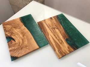 Planche de service artisanale moderne en bois d'acacia et résine époxy, durable, faite à la main, pour charcuterie, fromages et pains - Product Image 2
