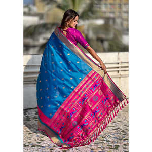 ผ้าไหมพายทานีสีน้ำเงิน พร้อมขอบผ้าซาตินมูนียา เสื้อผ้าอินเดียและปากีสถาน โดย Elite Weaves - Product Image 3