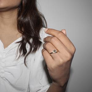 Bague de fiançailles solitaire pour femme en or jaune 18 carats avec diamant de laboratoire certifié taille émeraude 0,75 ct et bande ondulée croisée - Product Image 3