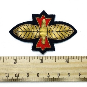 Patchs personnalisés en tissu noir avec broderie à la main, dentelle, PU, feutre non-tissé écologique, motif abeille, torche, insecte, fil de soie doré - Product Image 3