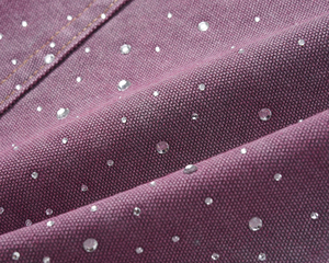 Pantalones cortos de mezclilla morados para hombre con pedrería, efecto desgastado, ajuste relajado, con tachuelas de cristal y dobladillo sin rematar - Product Image 2