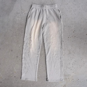 กางเกงวอร์มปักลายเพชรแบบกำหนดเอง ผ้าคอตตอนหนานุ่ม ทรงขาบาน กางเกงจ็อกเกอร์ผ้าหนาสำหรับผู้ชาย ปักลาย ล้างสีแบบแอซิดวอช ทรงขากว้าง - Product Image 6