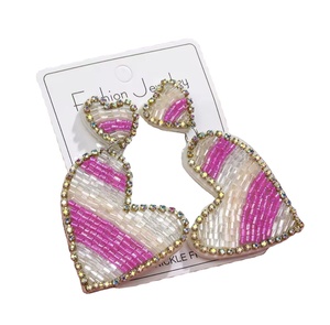 Pendientes de botón unisex de cuentas de vidrio hechas a mano, color blanco y rosa, estilo clásico con letras, novedades - Product Image 1