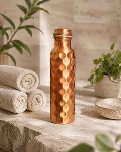 Botella de Agua de Cobre con Diseño de Textura Martillada, Estilo Minimalista, Portátil, para Viajes, con Diseño Impreso - Product Image 1