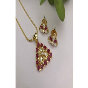 Ensemble collier et pendentif élégant de qualité supérieure, plaqué or, avec de véritables perles et zirconiums, pour femmes et filles, pour collection de tenues de mariage. - Product Image 1