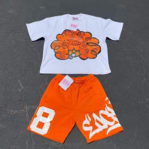 Ensemble T-shirt blanc à col rond Five B avec imprimé dessin animé orange et short orange, style streetwear pour homme, tenue d'été - Product Image 1