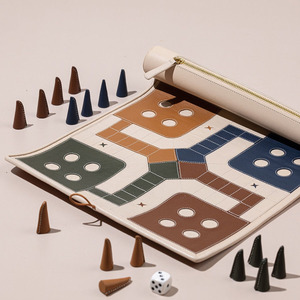 Juego de Ludo Enrollable de Cuero con Dados y Fichas Multicolores, Portátil para Viajes Familiares y Entretenimiento - Product Image 2