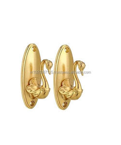 Crochets muraux élégants en laiton fini antique pour les maisons traditionnelles offrant une fonction décorative pour les accessoires de tous les jours - Product Image 1