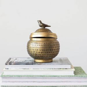 Contenedor Redondo de Metal Martillado con Tapa Decorativa con Adorno de Pájaro, Caja de Almacenamiento con Acabado de Latón para Decoración del Hogar - Product Image 6