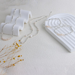 Collar de Cadena Geométrica Irregular con Perlas Naturales de Agua Dulce y Plata Rota, Elegante y Moderno, con Algunas Perlas - Product Image 2