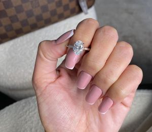 แหวนเพชรทรงรี 2.10 กะรัต เพชรเพาะเลี้ยงในห้องปฏิบัติการ ยี่ห้อ ELVORA GEMS |   แหวนแต่งงานทองคำ 18K ประดับเพชรเม็ดเดี่ยวแบบซ่อนรูปวงแหวน |   ไอจีไอ ทันสมัย - Product Image 4