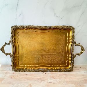 ถาดเสิร์ฟทองเหลืองทรงกลมแบบคลาสสิก สำหรับชา กาแฟ ขนม ของว่าง พร้อมลวดลายวินเทจ ดีไซน์หรูหรา ตกแต่งบ้านอย่างมีสไตล์ - Product Image 1
