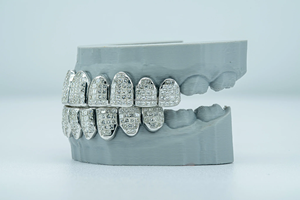 Custom Vvs Iced Out Moissanite Hybrid Grillz Princess Cut Diamond Teeth Grillz Parte superior inferior Silver Teeth Grillz - Product Image 3