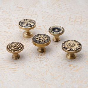 Pomo de latón antiguo con diseño floral, tirador decorativo en relieve para cajones, manija ornamental para muebles, tirador vintage para armarios y cómodas. - Product Image 1