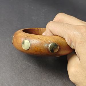 Bracelet en bois épais et arrondi avec clous circulaires surdimensionnés en laiton, style punk, bijoux ethniques faits à la main, haute durabilité - Product Image 2