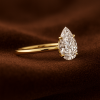 Anillos de Boda Unisex SHREERAJ SOLITAIRE de Oro Amarillo de 14K con Engaste de Barra Estilo Religioso, Moissanita de Corte Pera de 1ct Certificada por IGI