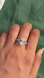 Bague de fiançailles et de mariage de luxe en or blanc 14K ou or jaune, avec diamant de laboratoire taille ovale 3 carats et pierres latérales 0,60 carat, certifiée IGI - Product Image 1