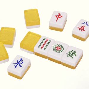 Figurines Artistiques Personnalisées en Résine Coulée Traditionnelle avec Motif Vert et Blanc Peintes à la Main – Ensemble Artisanal de Collection - Product Image 1
