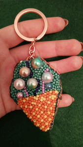 Porte-clés ethnique fait main avec perles et broderies multicolores, avec logo brodé et étiquettes en jet, par MULTI CRAFT - Product Image 3