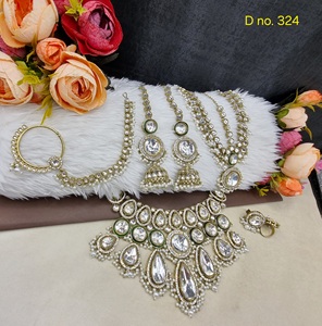 Ensemble de bijoux ethniques élégant pour mariée, style Kundan, comprenant un collier ras-du-cou, des boucles d'oreilles pendantes Jhumka assorties, un anneau de nez Damini et un anneau de doigt - Product Image 4
