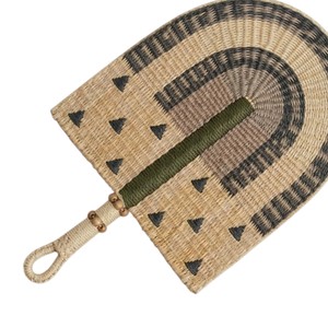 Abanico decorativo hecho a mano de estilo bohemio en gris carbón, verde oliva y beige, tejido con hierba marina, para el hogar. - Product Image 2