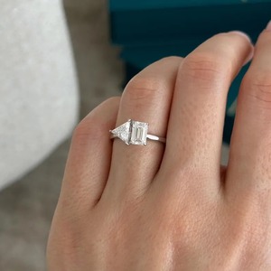 แหวนเพชรเลี้ยงในห้องปฏิบัติการ Moi Et Toi ทรงมรกตและทรงสามเหลี่ยม ทองคำขาว 18k สองเม็ด สำหรับผู้หญิง งานแต่งงาน/หมั้น รับรองโดย IGI - Product Image 1