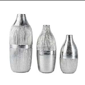 Elegante Florero Decorativo de Metal para Decoración de Oficina con Diseño Artístico Moderno y Superficie Pulida para un Aspecto Elegante - Product Image 2